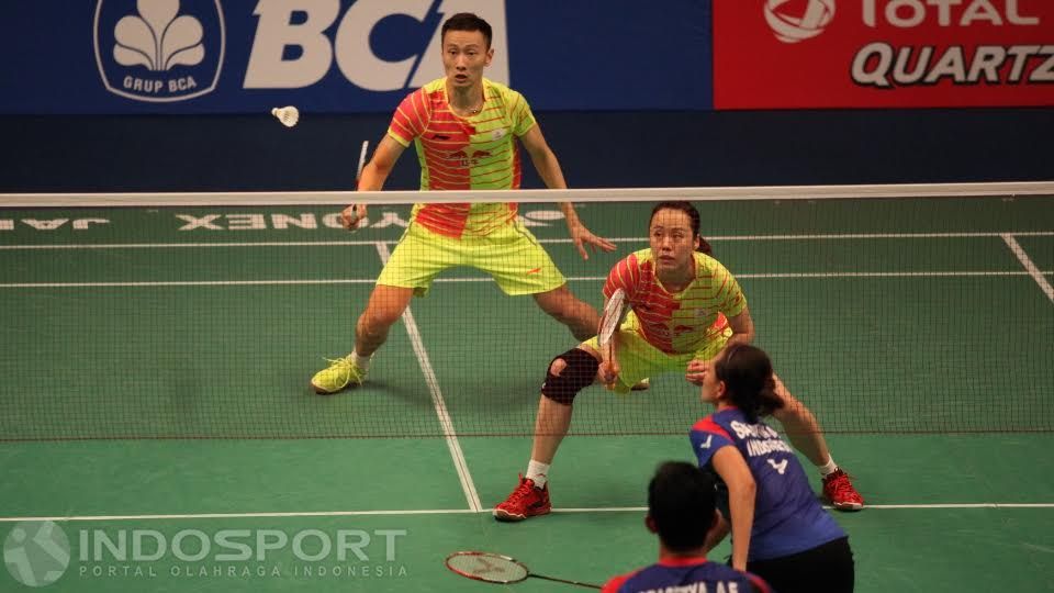 Media asing soroti kemenangan fantasis wakil China, Zhang Nan/Zhao Yunlei atas pasangan Indonesia, Nova Widianto/Liliyana Natsir di kompetisi All England 2010. Copyright: © Herry Ibrahim/Indosport